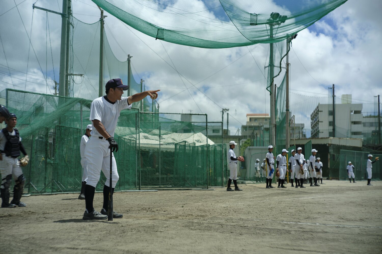 ノックする島袋コーチ（2022年撮影）　©︎Atsushi Hashimoto