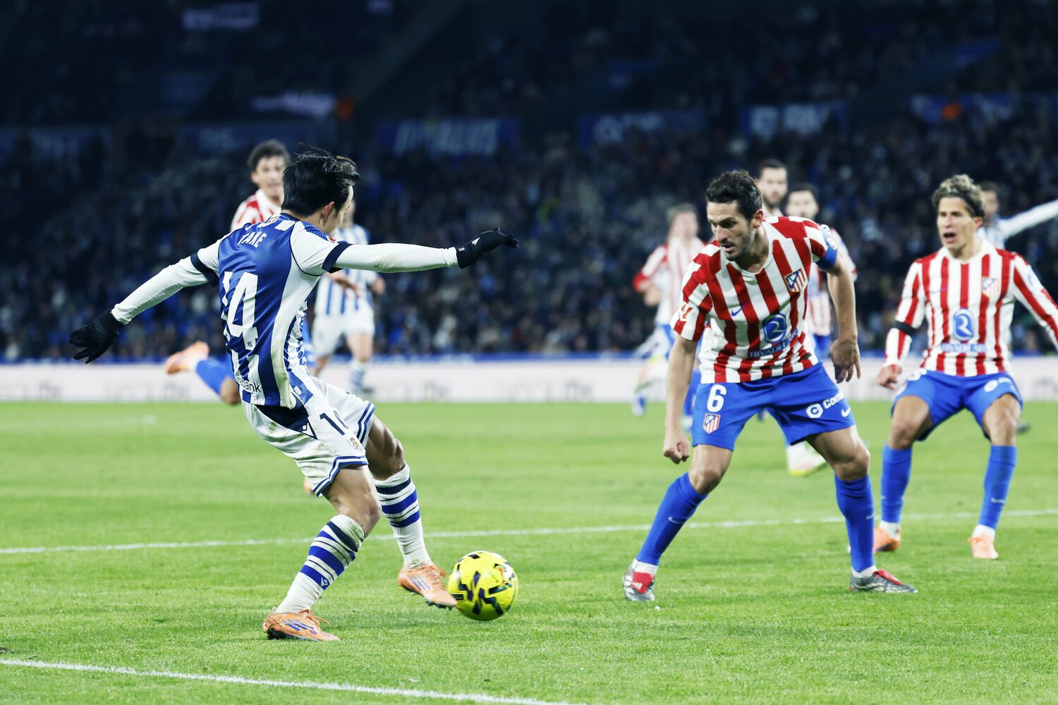 久保の意表をつくアウトサイドパスに、ドリブルを警戒するアトレティコ守備陣は反応できなかった