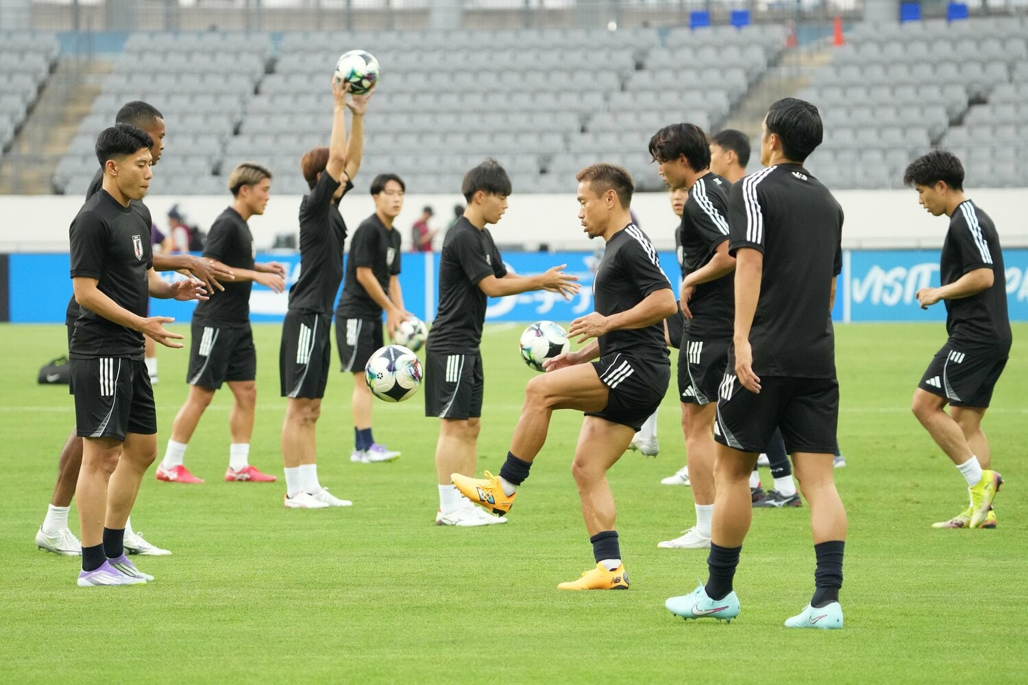 香港戦前にウォーミングアップを行う長友ら ©Getty Images