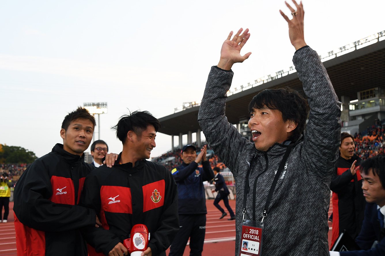 2018年J1最終節で残留を決め、喜ぶ佐藤寿人ら　©Getty Images