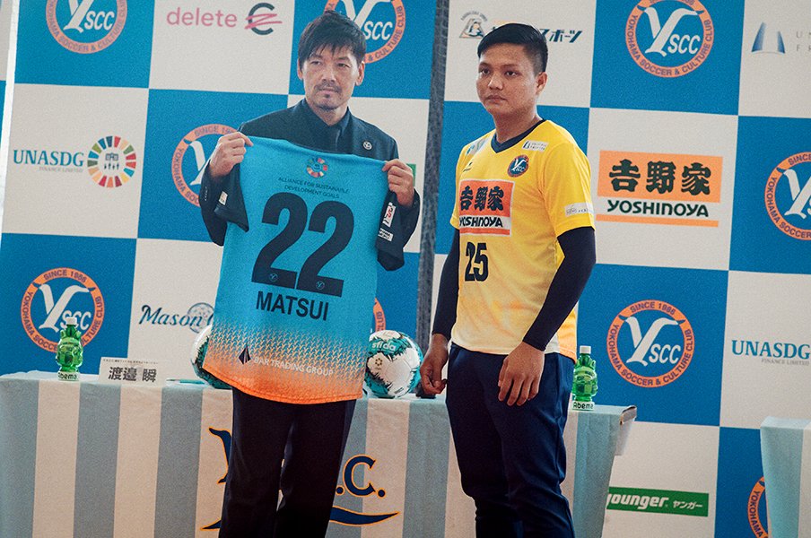 加入会見での松井とピエリアン　©Kentaro Takahashi