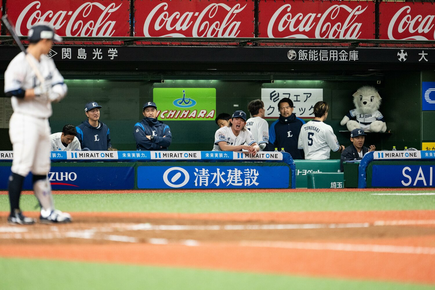 打線に声援を送る今井。今季、好投を続けているが、見殺しとなった試合も多い　©Nanae Suzuki