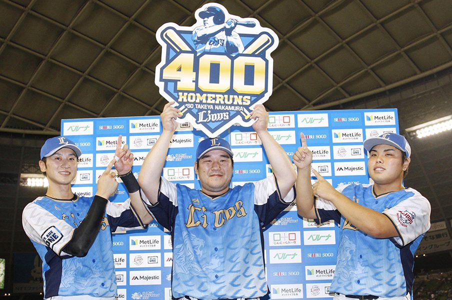 中村剛也は特異な大スラッガー。他の400本塁打達成者よりも凄い!?＜Number Web＞ photograph by Kyodo News
