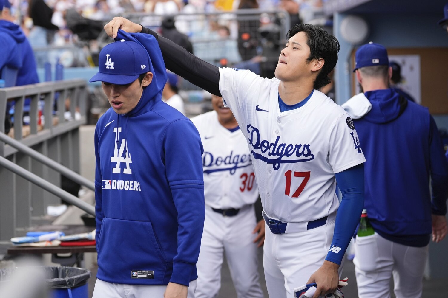 ベンチで大谷から“ちょっかい”をかけられる佐々木。復帰はいつになるか？　©AFLO