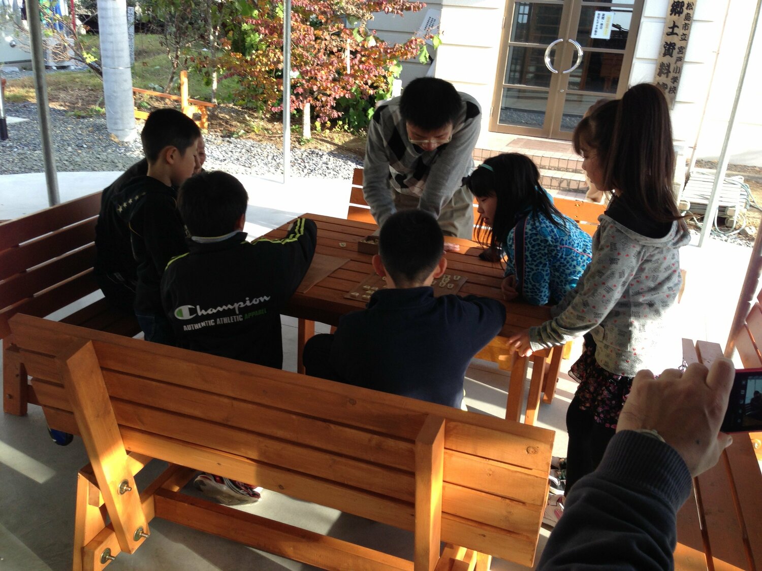 1999年から子どもたちに本格的に将棋を教えている勝又七段。写真は東北、東日本大震災被災地の仮設住宅近くで指導する様子