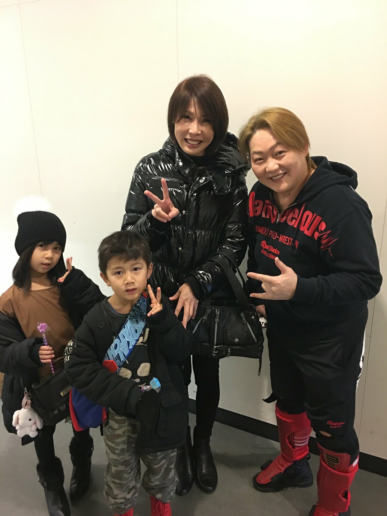 心希と神輝と、あこがれの長与千種(右)と Ⓒ本人提供