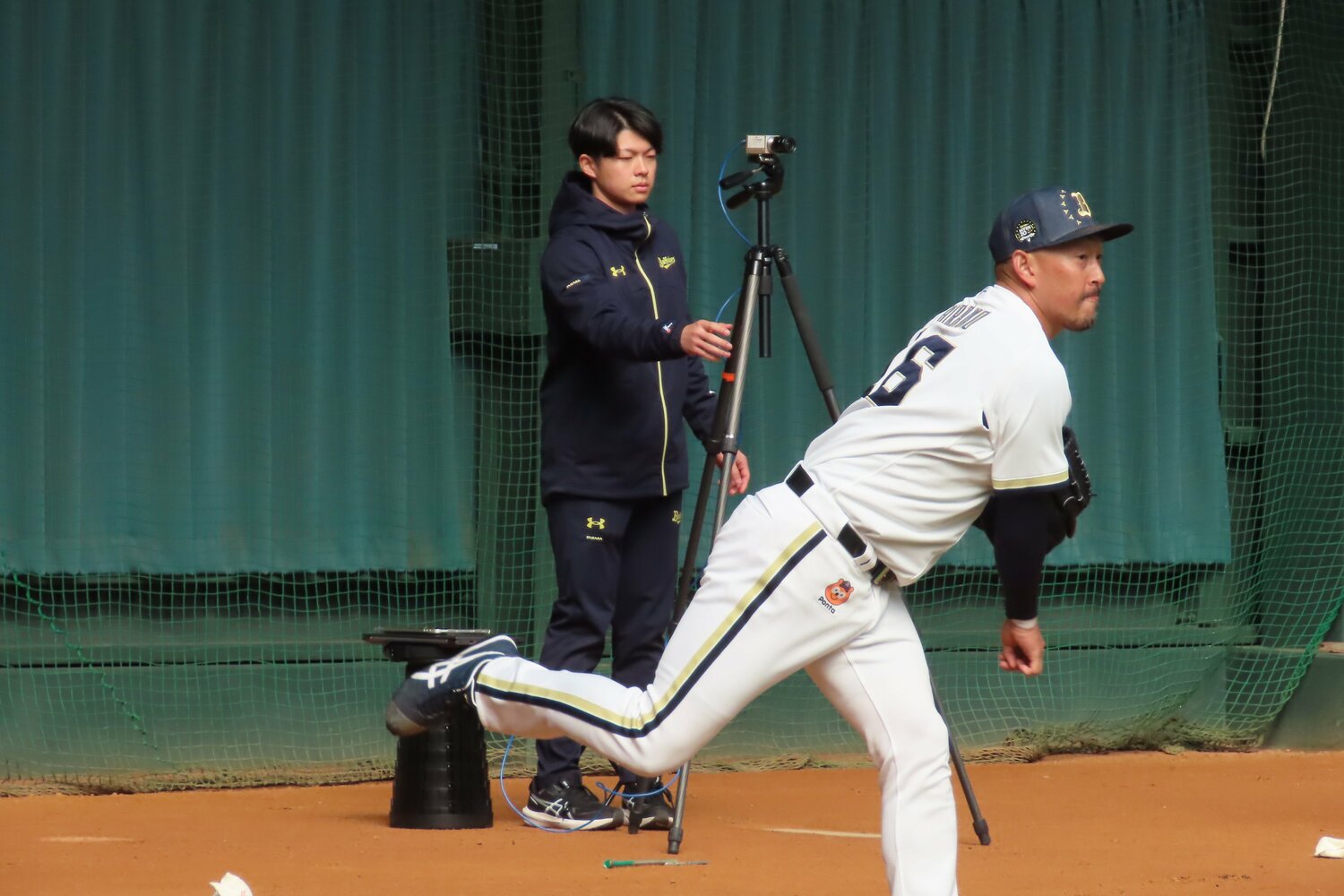 平野投手の後方でカメラの調整をする田原氏　©Kou Hiroo