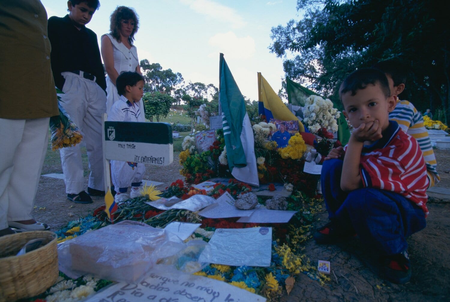 エスコバルの墓に足を運んだ人々　©BUNGEISHUNJU