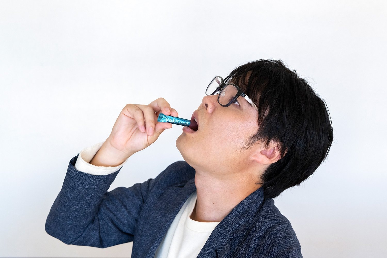 甘いものがあまり好きではない柏原は、「龍角散ダイレクトスティック ミント(第3類医薬品)のスッキリとした味が気に入りました」と語る
※使用上の注意をよく読み、用法・用量を守って正しくお使いください。