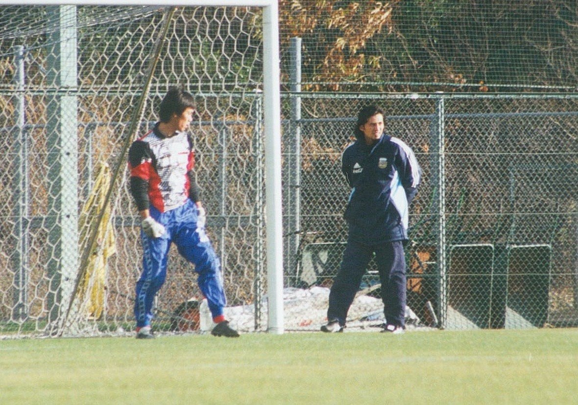 ゴールキーパー練習を見る荒川　（提供：荒川友康氏）