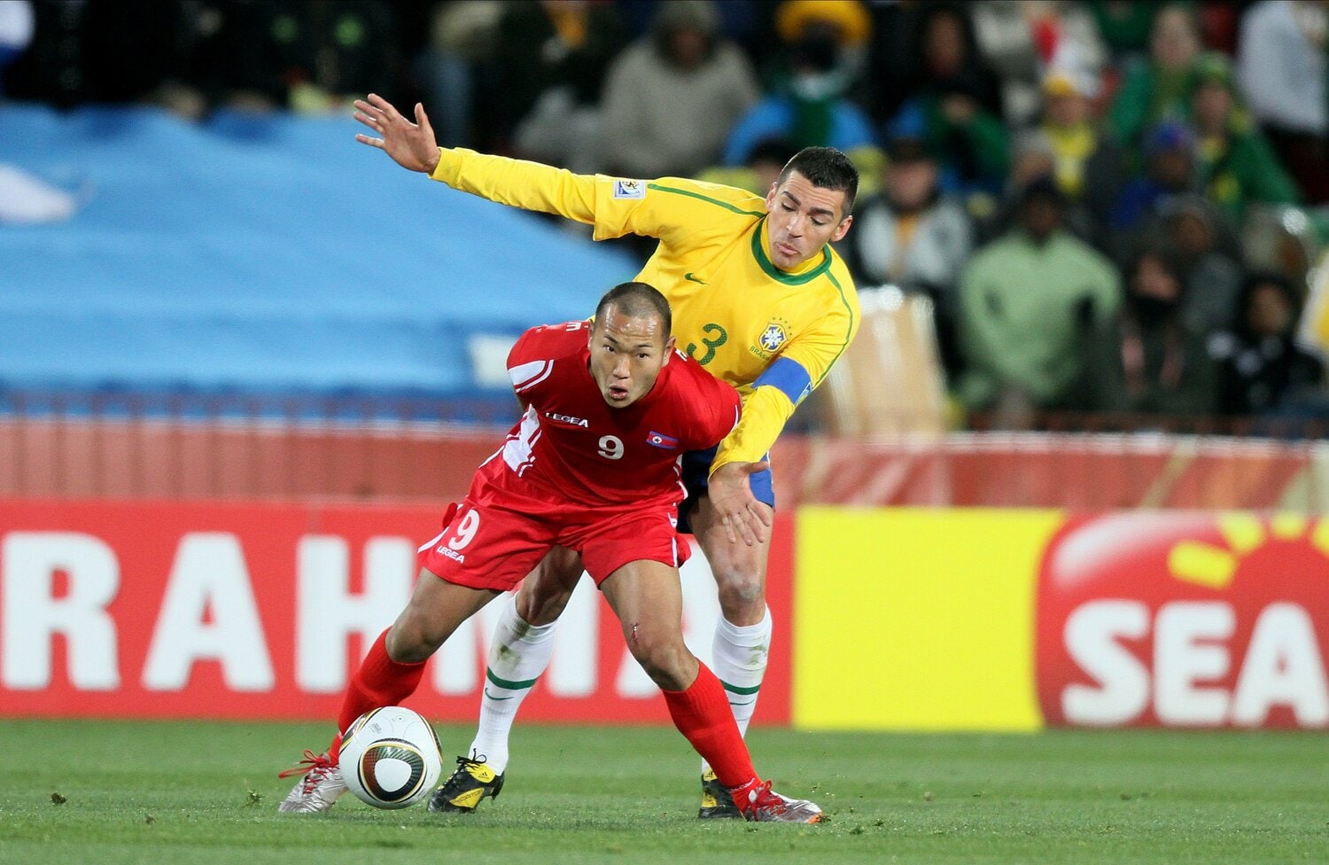 2010年W杯、北朝鮮代表としてブラジルに挑んだ鄭大世氏。1-2の大健闘を見せたが、「ルシオ（後方）はグランド・キャニオンの岩のようでした」　©Getty Images