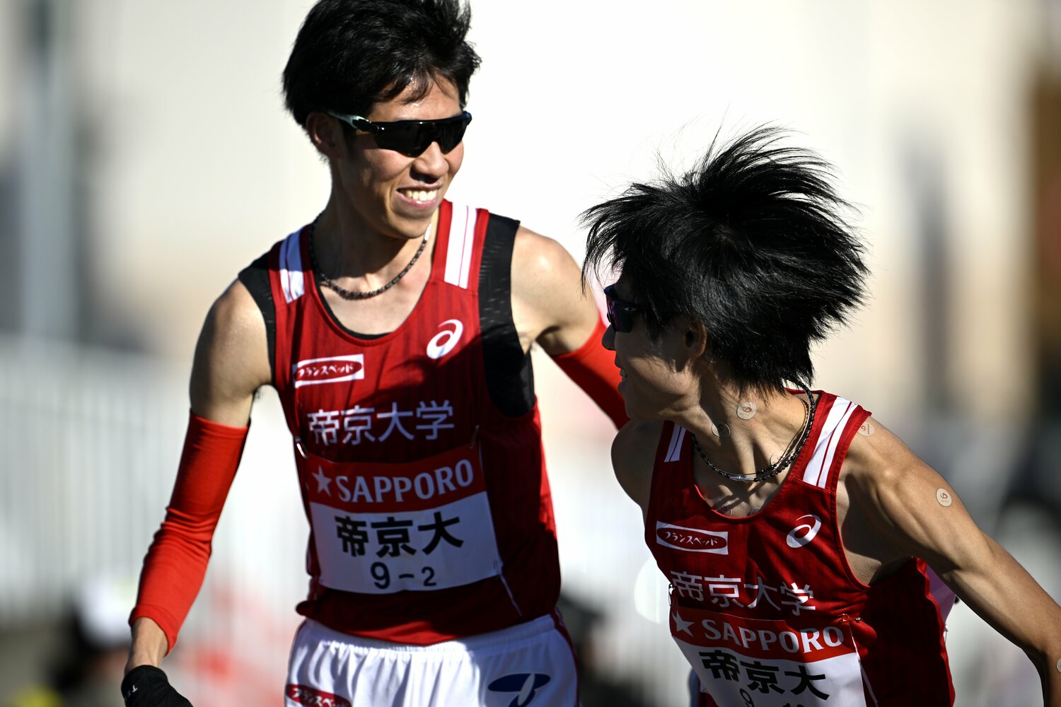 笑顔でタスキを渡す山中博生（帝京大）。2区での快走が、復路の死闘の末のシード権死守につながった　©Hiroyuki Nakamura