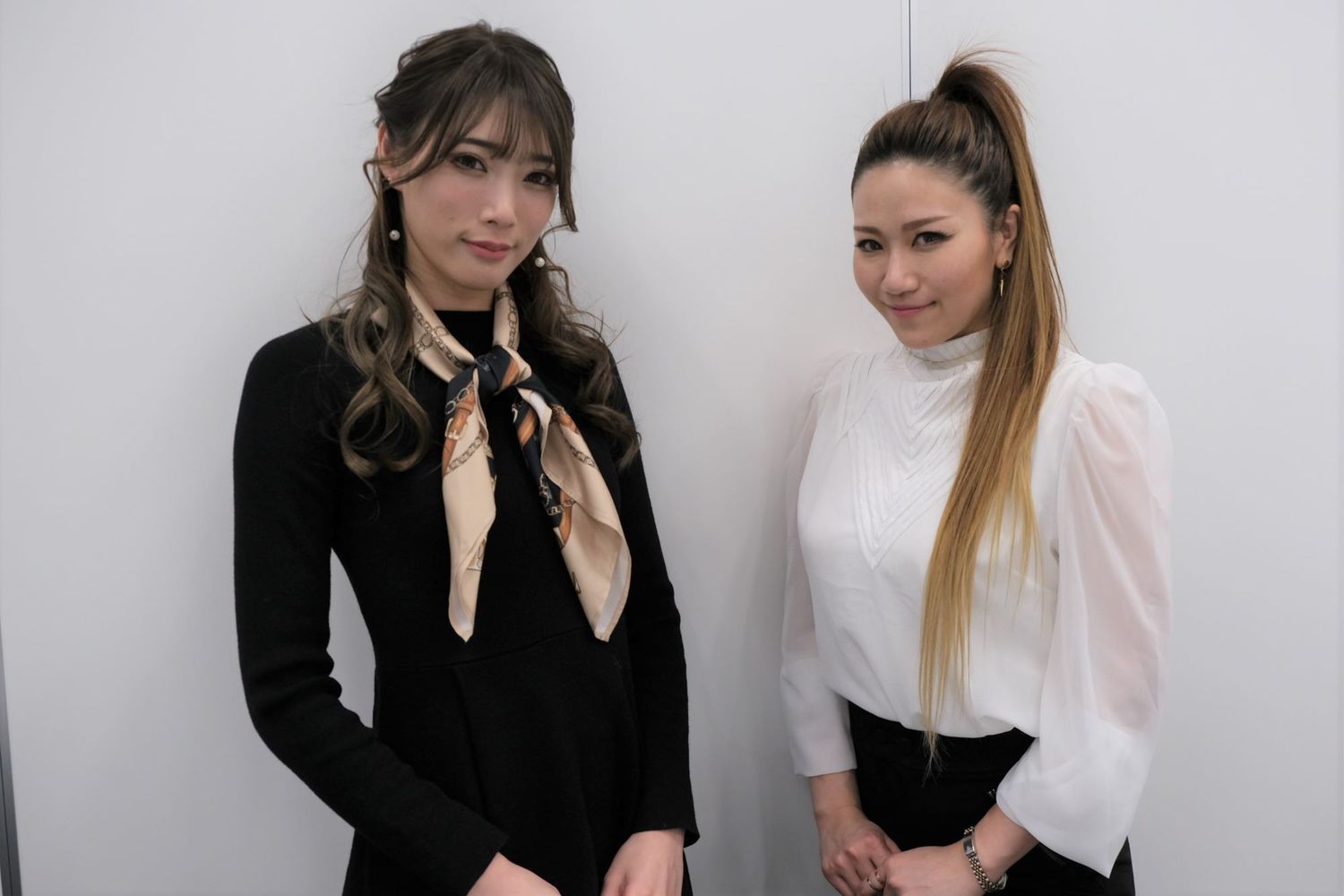 赤井沙希（左）と雪妃真矢　(C)Norihiro Hashimoto