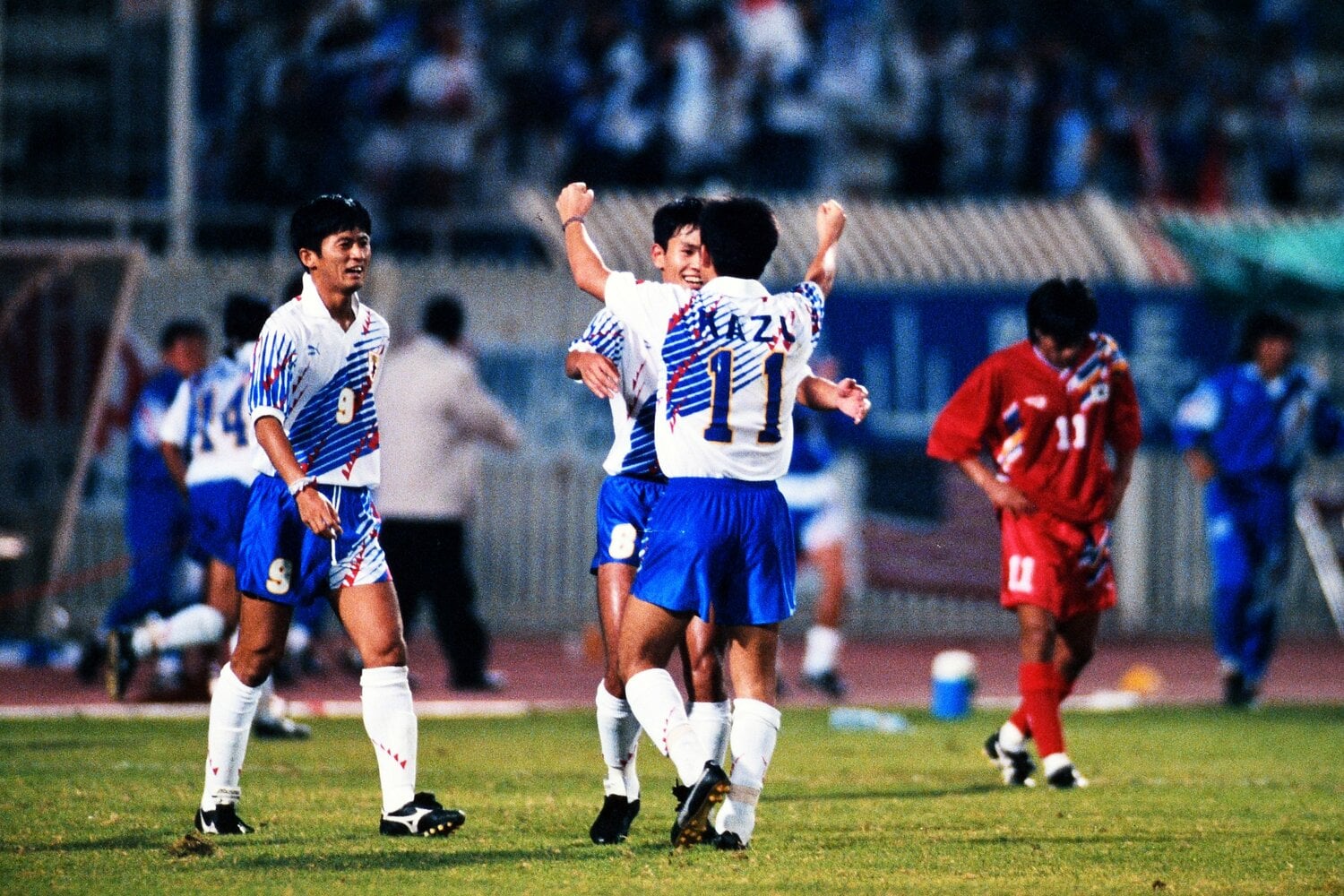 1993年W杯アジア予選・韓国戦に勝利し、喜ぶを分かち合う福田正博と三浦知良、左は武田修宏　©︎Etsuo Hara/Getty Images