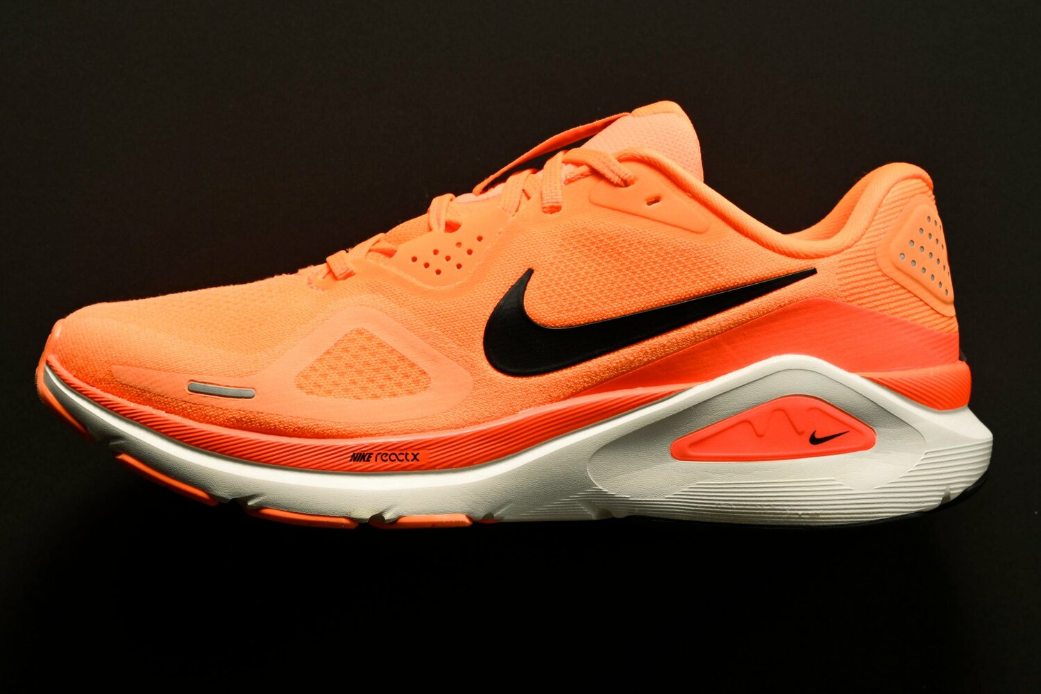 NIKE ストラクチャー26／ミッドソールにはフルレングスでReact（リアクト）X フォームを採用。ミッドソールの中足部内側と踵部外側が巻き上がった構造により、オーバープロネーションを抑制する。アウトソールの踵部に耐摩耗性に優れた硬度のある素材を、前足部にソフトで軽量な素材を使っているのも特徴。16,500円（税込）／2025年7月10日発売