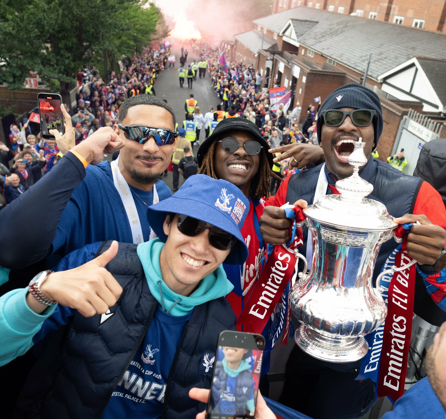 優勝パレードで笑顔の鎌田ら　©Sebastian Frej/Getty Images