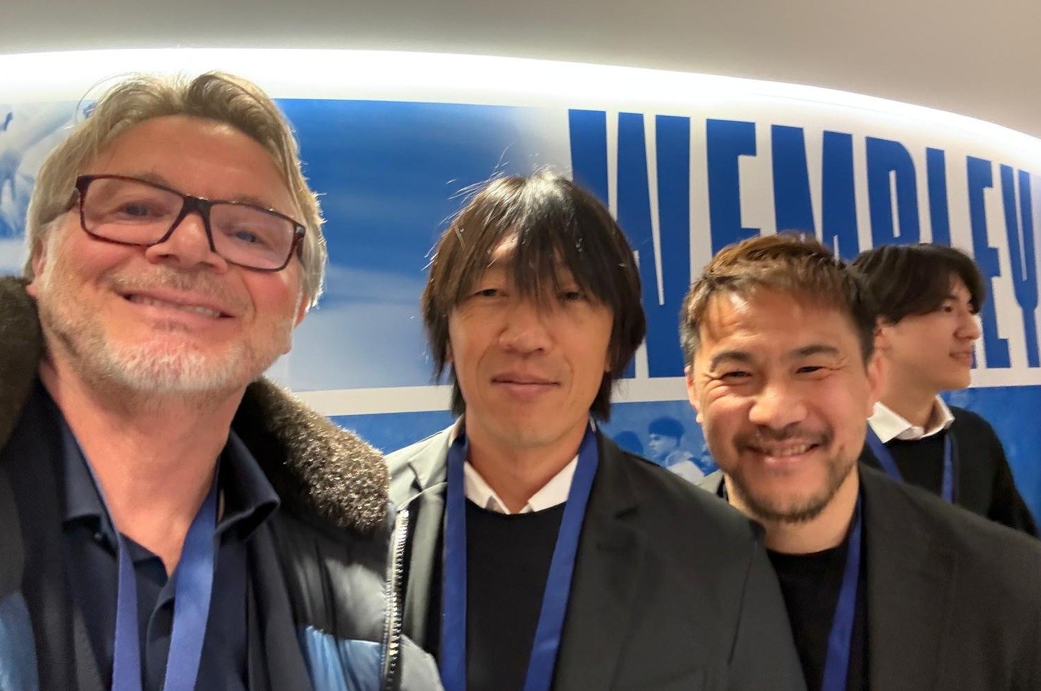 中村俊輔、岡崎慎司とともに笑顔　※トルシエ氏提供