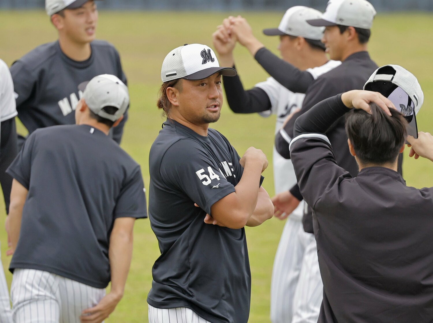 すぐにマリーンズの雰囲気に溶け込んだ様子の澤村　©︎KYODO