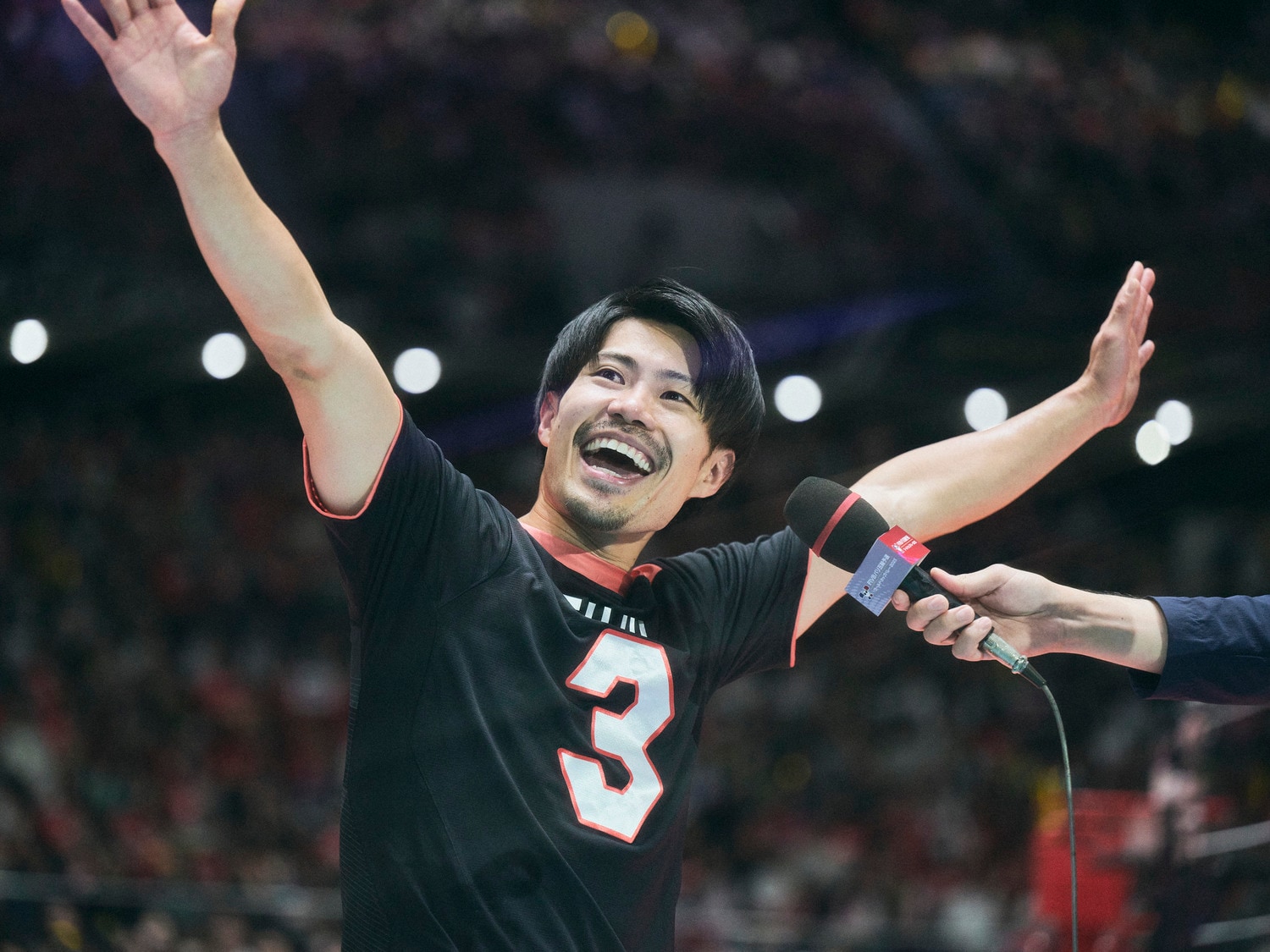 パリ五輪出場を決め、関田誠大は藤井直伸さんのユニフォームを身につけて感謝を述べた（2023年）　©︎Yuki Suenaga