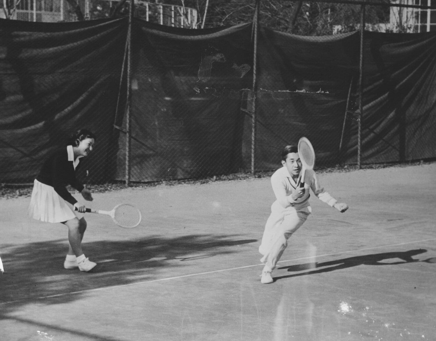 ダブルスを楽しむ上皇上皇后両陛下(宮内庁提供)