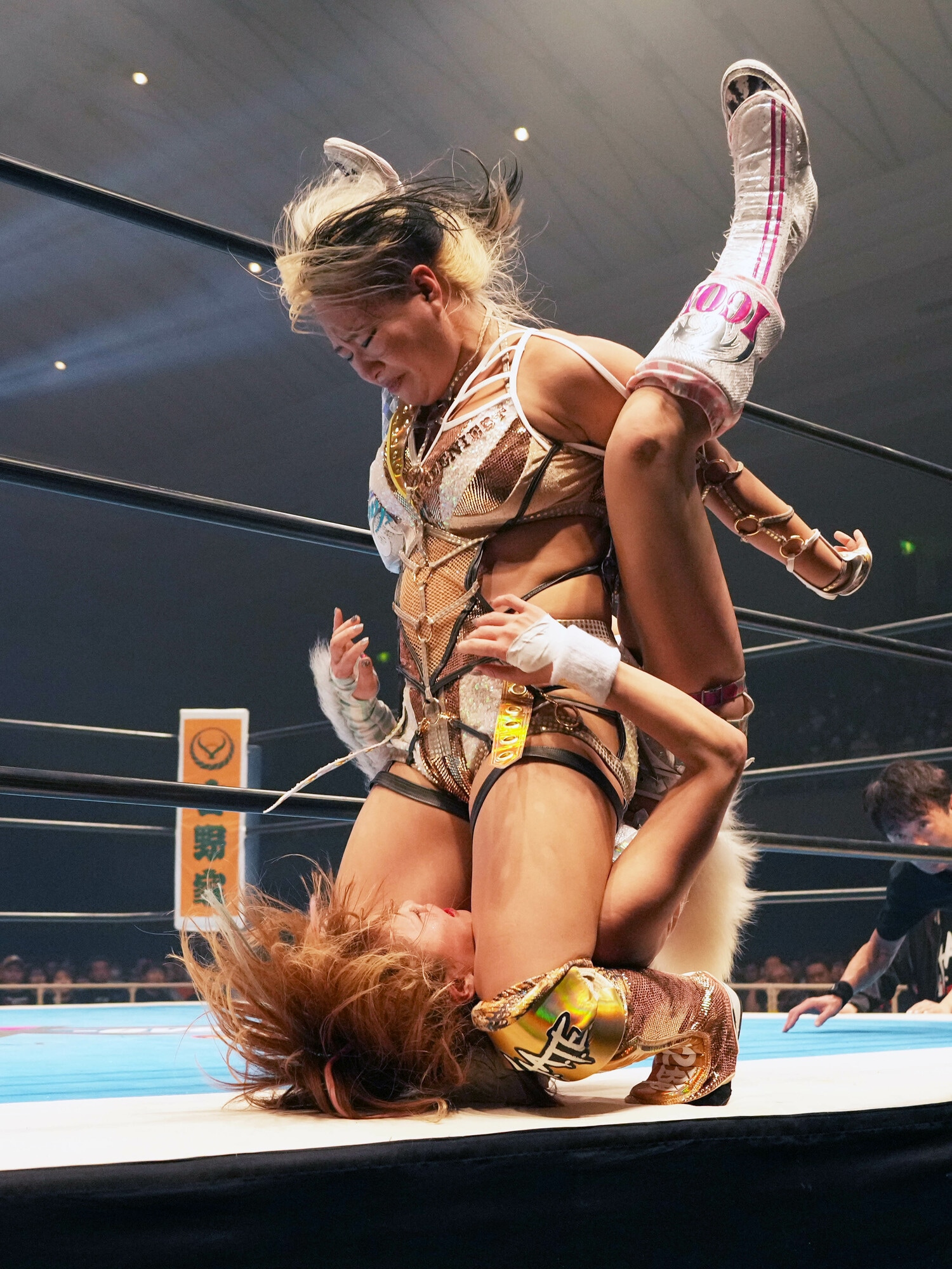 エプロンで岩谷麻優にボムを見舞う渡辺桃 ©Essei Hara