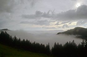 雲海が広がる。美しい景色ではあるけれど、雷が恐ろしい。 