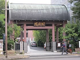 山東京伝や竹本義太夫などの有名人や徳川家綱公の愛馬のお墓まである両国回向院。宗派にかかわらず、生きもの全ての供養をする。