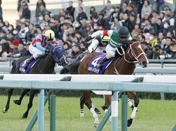 5馬身差圧勝で生まれた2歳女王。北村友一がGI3勝目、NFは17勝目。＜Number Web＞ photograph by Kyodo News
