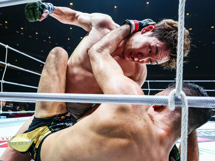 試合後に敗者クレベルが激怒…物議を醸す“朝倉未来のリベンジ勝利”、RIZIN判定は適切だったのか？“絞め技失神負け”前回対戦との「最大の違い」＜Number Web＞ photograph by RIZIN FF Susumu Nagao