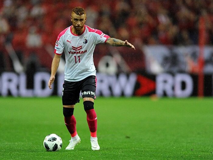 観客の願望を叶えるC大阪ソウザ。名手は敵もファンも見事に「騙す」。＜Number Web＞ photograph by Getty Images