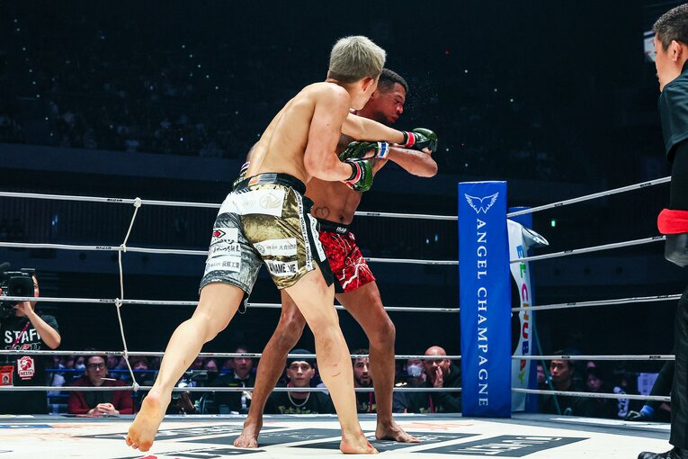 2ラウンド、フィニッシュにつながった秋元強真の左ストレート　©RIZIN FF Susumu Nagao