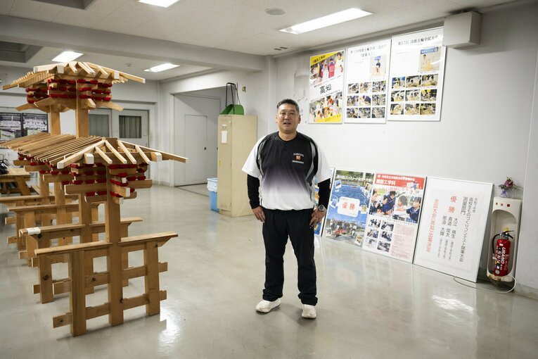 小宮をドラフト指名まで支えた遠藤先生。まわりには生徒による作品　©Tomosuke Imai