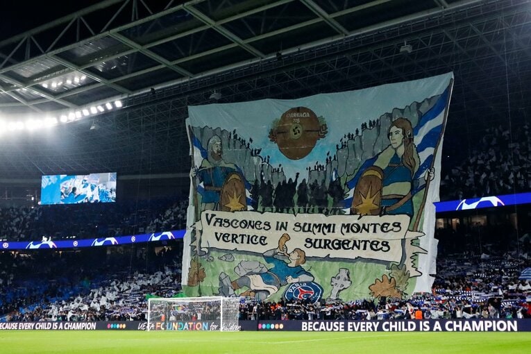 キックオフ前には雄大なイラストが描かれた横断幕が