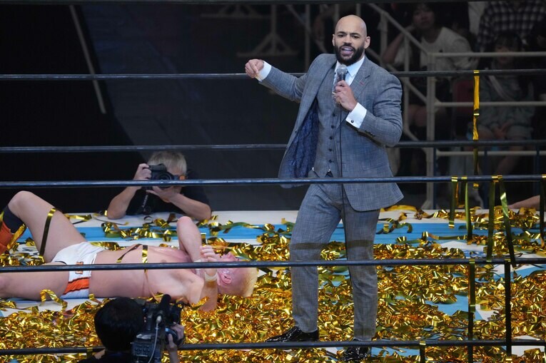 リコシェはザック・セイバーJr.をKOしてIWGP王座挑戦をアピールした　©Essei Hara