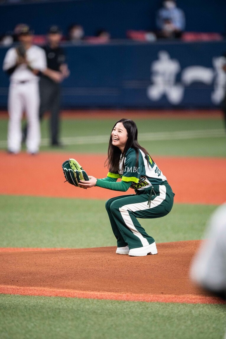 始球式を行った吉高由里子　©️Nanae Suzuki
