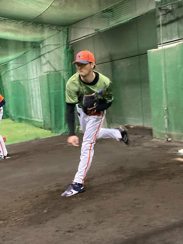 小雪舞う新潟で指導した薮田。12球団への復帰を目指す／球団提供