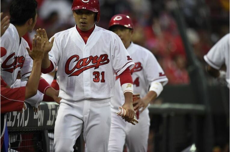 “黒田・新井と若手のつなぎ役”　なぜ41歳石原慶幸はカープの19年間「誰かの支え」であり続けたのか(11) ／ photograph by Naoya Sanuki