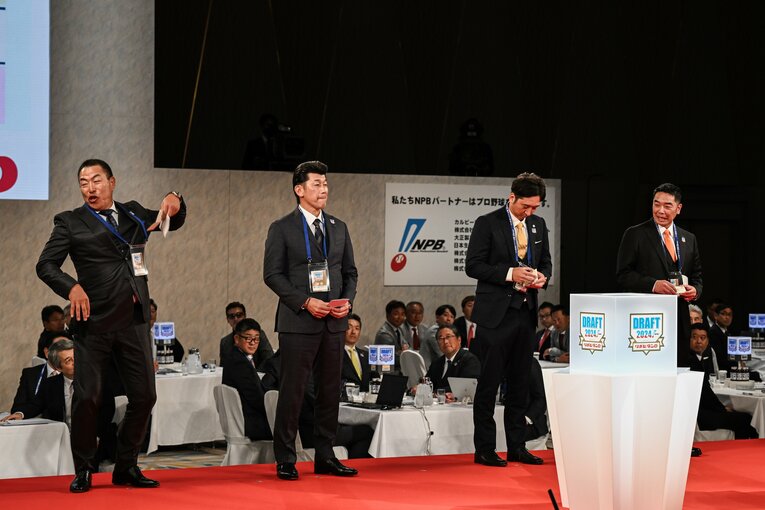 クジに外れ無念そうな三浦監督と大喜びの中日・井上監督　©Nanae Suzuki