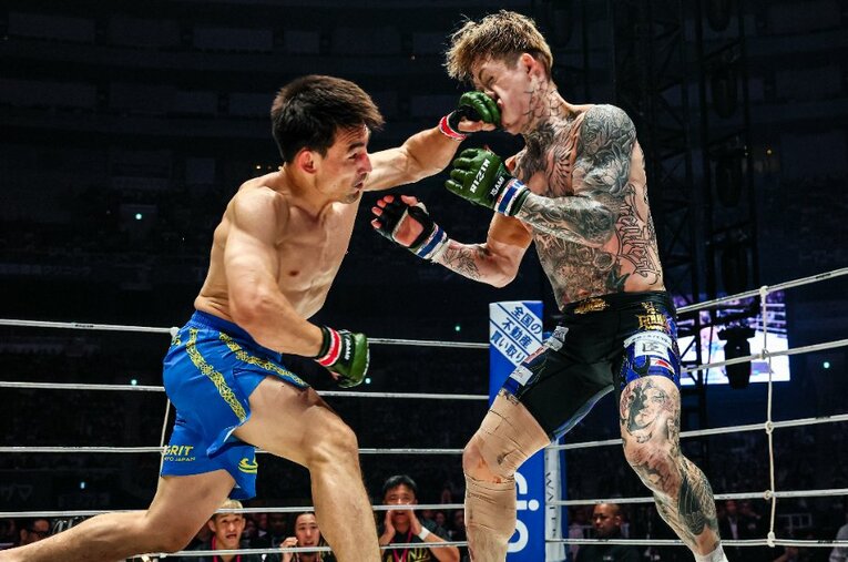 1ラウンド、平本蓮の顔面を捉えたダウトベックの左パンチ ／ photograph by RIZIN FF Susumu Nagao