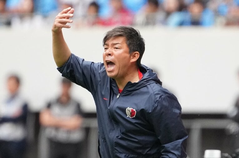 古巣・川崎フロンターレとの対戦で激しいアクションを見せる鹿島アントラーズの鬼木達監督。5月11日、国立競技場 ／ photograph by Masashi Hara