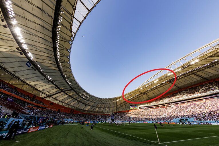 赤丸で囲った最上段の作業用通路（キャットウォーク）がヨセクさんのいたポジション　©Kiichi Matsumoto/JMPA