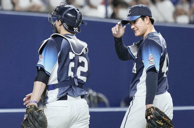 ルーキー古賀悠斗（左）とのバッテリーで今季3勝目を挙げた西武・與座海人。17日には、地元・沖縄での登板でも好投をみせた ／ photograph by KYODO