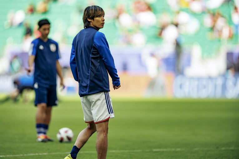 1月31日、バーレーン戦前にアップを行う伊東純也（5枚目／全5枚）©Kiichi Matsumoto