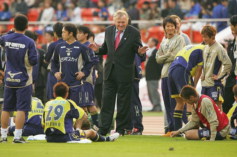 '05年ナビスコ杯決勝。オシム監督も羽生（右端）も笑顔だった。 ／ photograph by J.LEAGUE PHOTOS