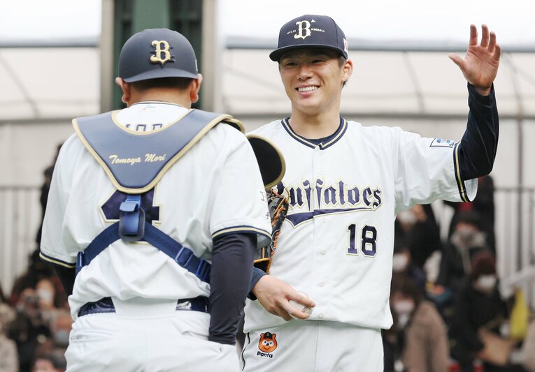 森友哉と言葉をかわす山本由伸　©︎JIJI PRESS