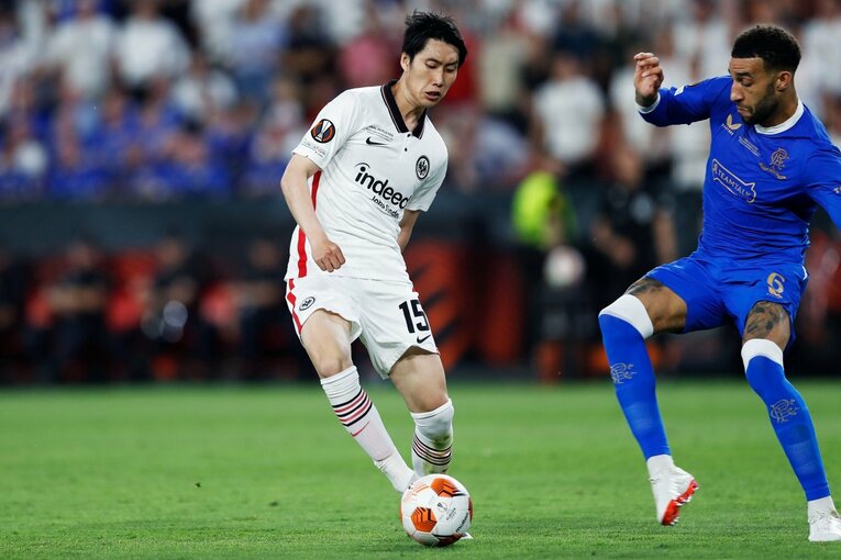 鎌田大地の号泣と“日の丸スパイク”に思い出す4年前の「カタールW杯には絶対出たいですよ」 長谷部誠とのEL優勝写真に“秘められた熱量”とは(56)