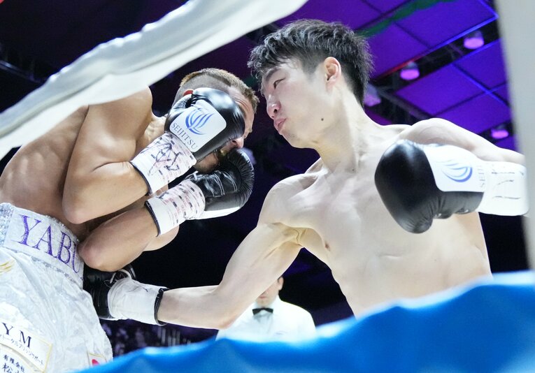 敗戦から約半年という短期間でインファイトに適応した拳四朗　©Naoki Fukuda