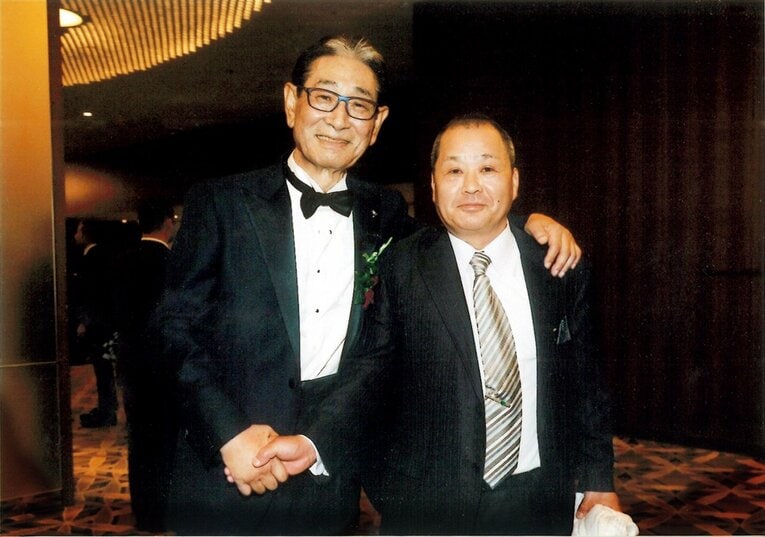 '17年11月、星野の野球殿堂入りを祝う「鮨　仙一」の山田定雄さん／山田氏提供