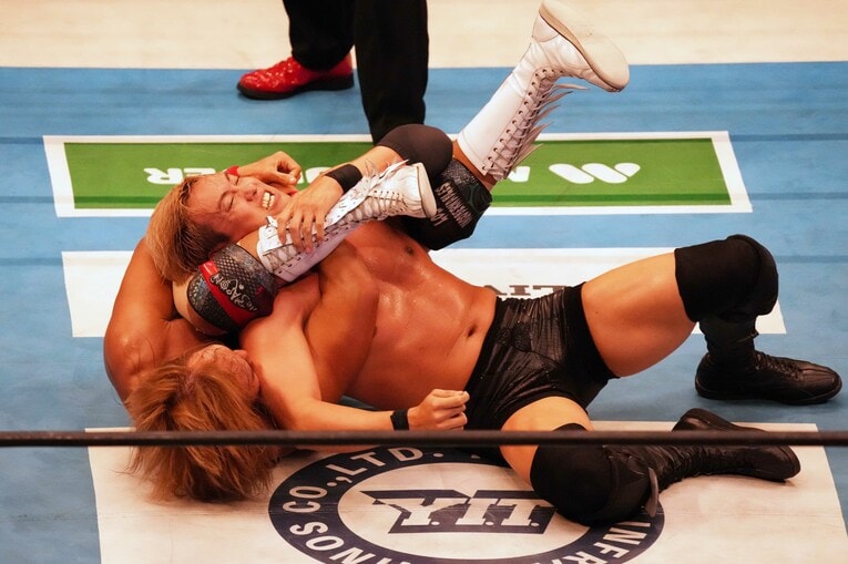 オカダ・カズチカを締め上げる内藤哲也