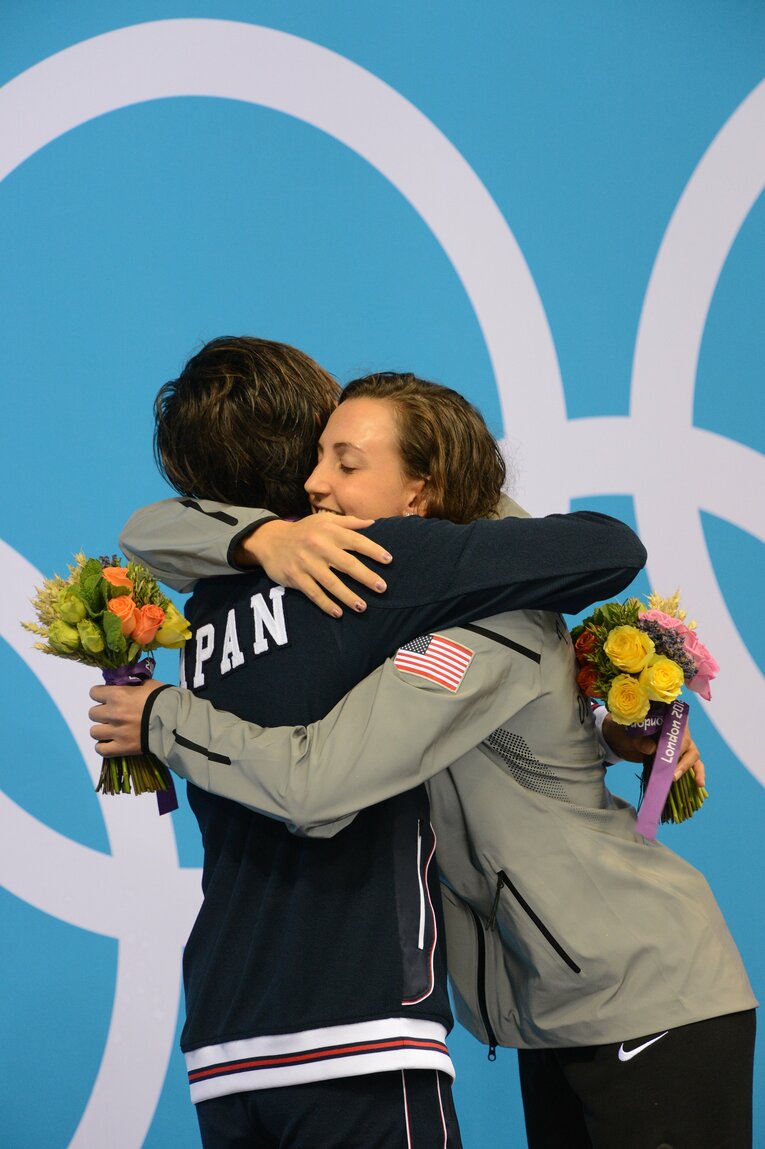 ロンドン五輪で、金メダルのレベッカ・ソニと祝福しあう鈴木聡美　©JMPA